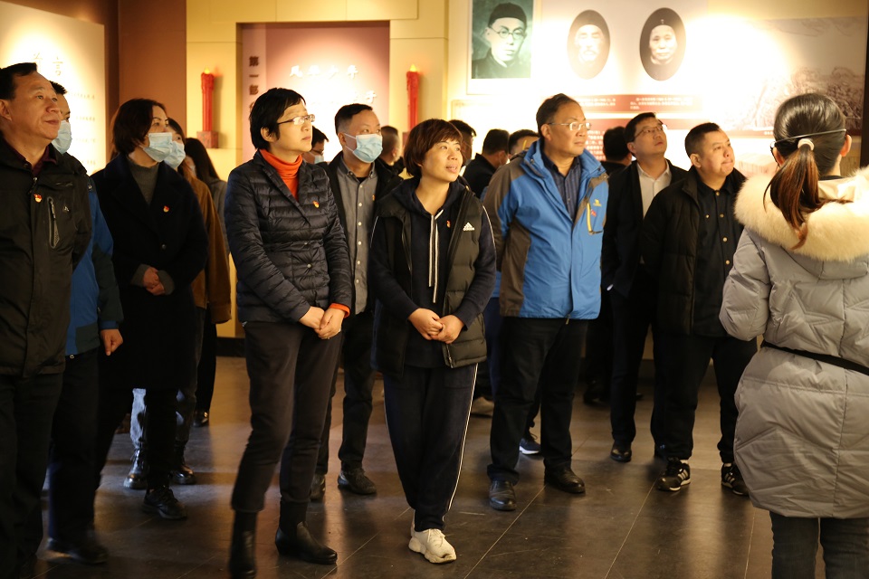 在讲解员的引导下,大家学习革命先烈的爱国事迹.jpg 在讲解员的引导下,大家学习革命先烈的爱国事迹.jpg